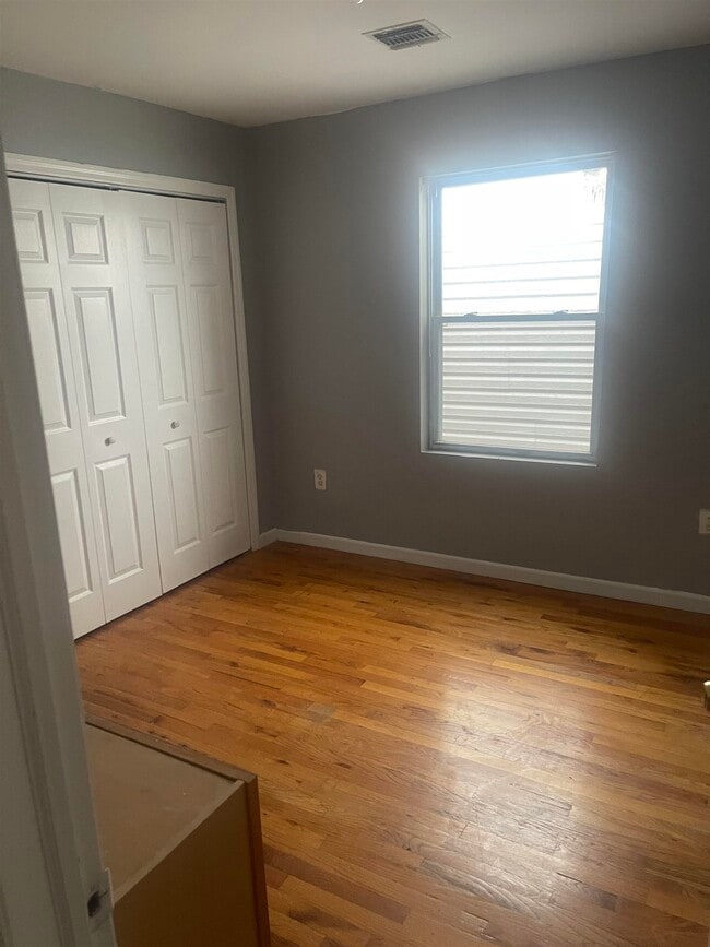 Photo - 193 Hutton St