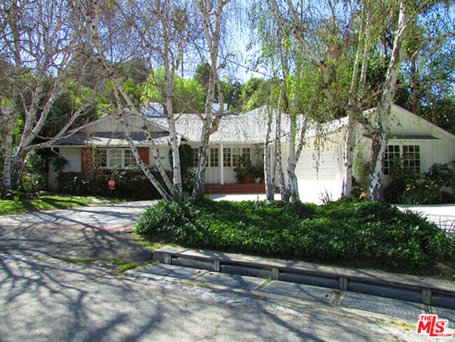 Building Photo - 4031 Hollyline Ave Rental