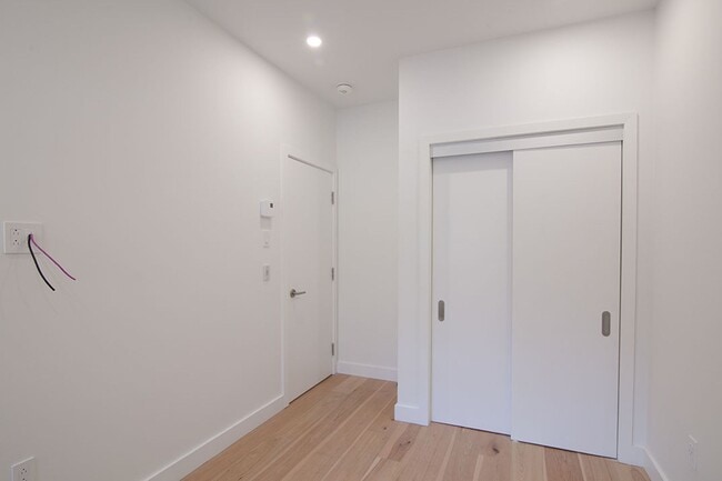 Photo - 4880 Queen Mary Road Unité 004B