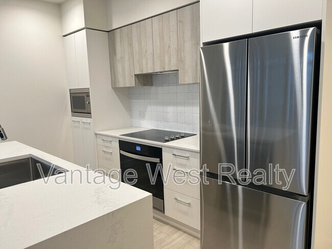 Photo - 406-3699 Capozzi Rd