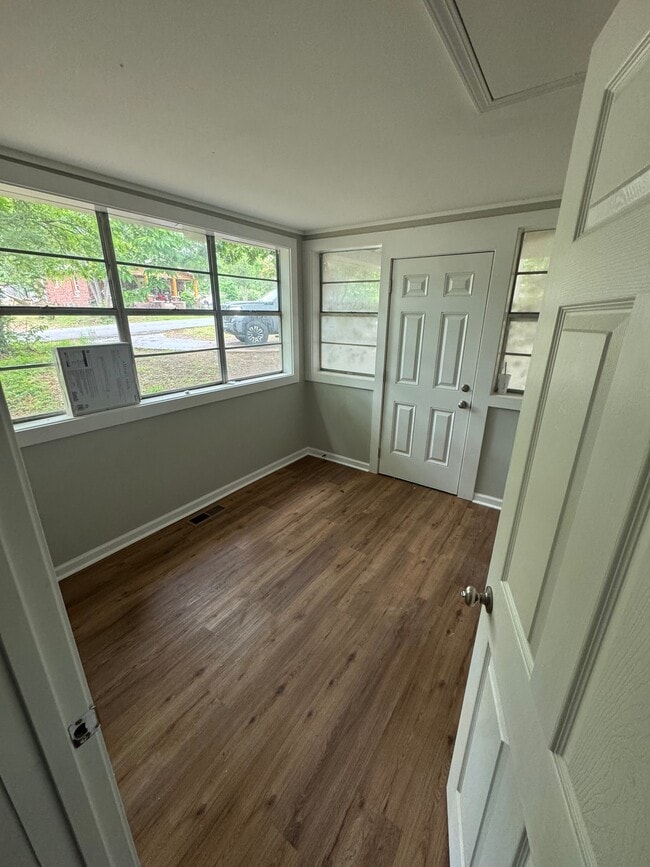 Photo - 1010 W Mill St