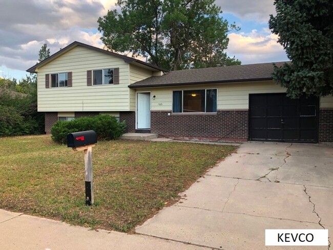 Sunny Split Level Home! - Sunny Split Level Home!