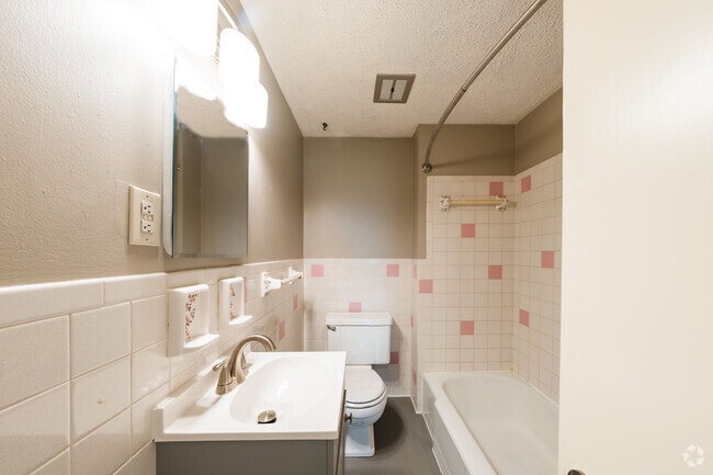 2BR, 1BA - 825 SF - Primary Bathroom