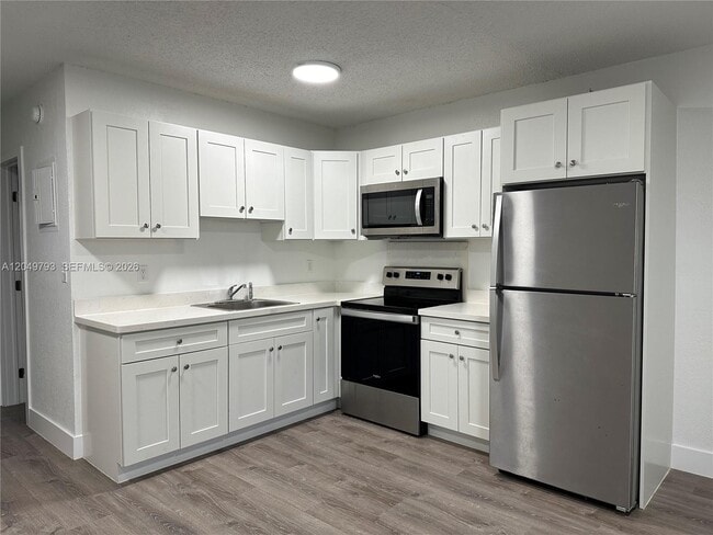 Building Photo - 3660 NE 11th Ave Unit 3