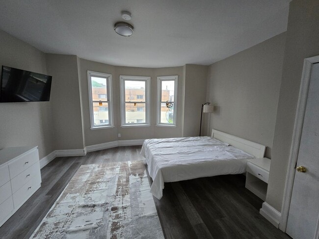 Building Photo - 4915 N 13th St Unit 3rd Floor - C