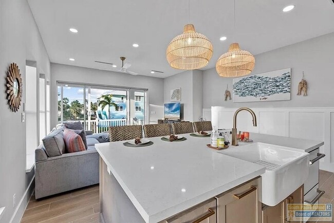 Photo - 211 W Mesquite St