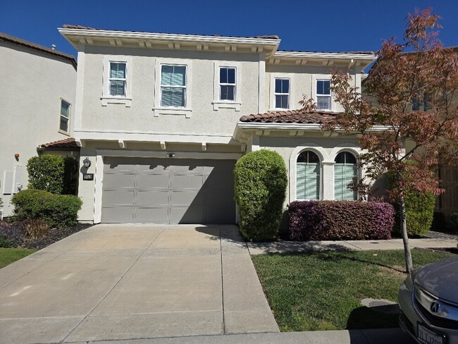 Building Photo - Gorgeous like new 4 bedroom 3 bath home located in Promontory