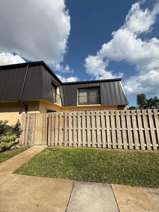 Building Photo - 2429 Waterside Dr Rental