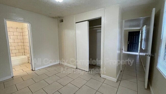 Photo - 3250 Phyllis St