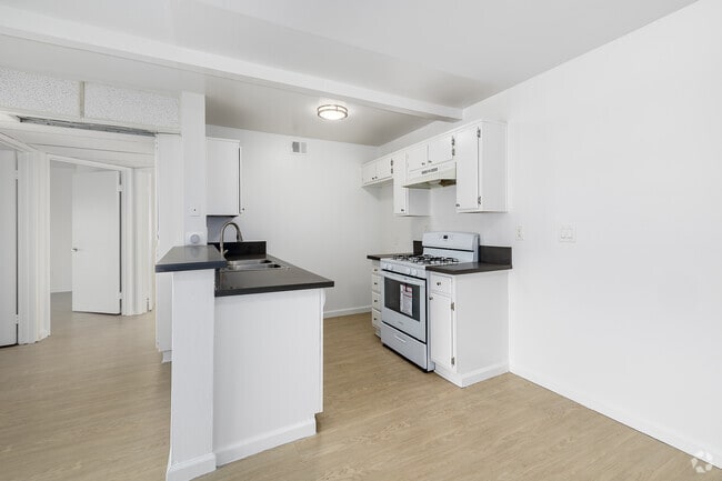 2BR, 2BA - 890SF - Kitchen - 515 Harvard