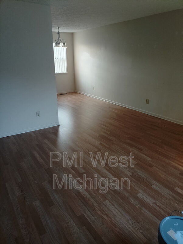 Photo - 4258 Bond St
