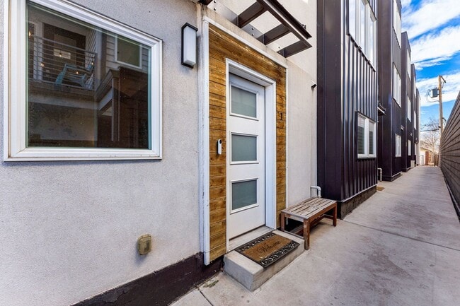 Photo - ROOFTOP DECK + spacious END UNIT townhome in Berkeley Neighborhood!