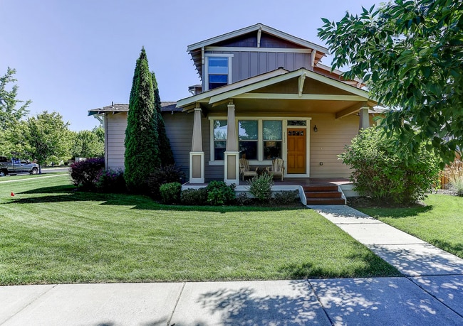 Building Photo - NW Redmond Townhome - Recently Remodeled with all new flooring and paint!