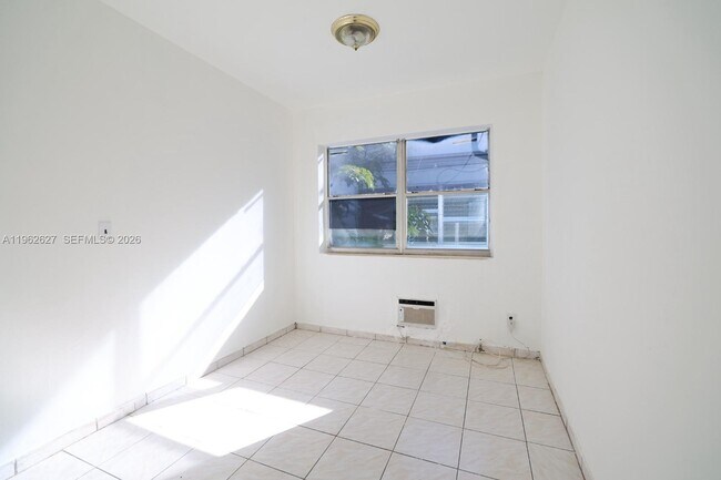 Photo - 770 83rd St Unidad 3