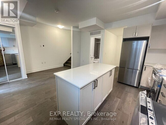 Photo - 1075 Douglas McCurdy Cmn