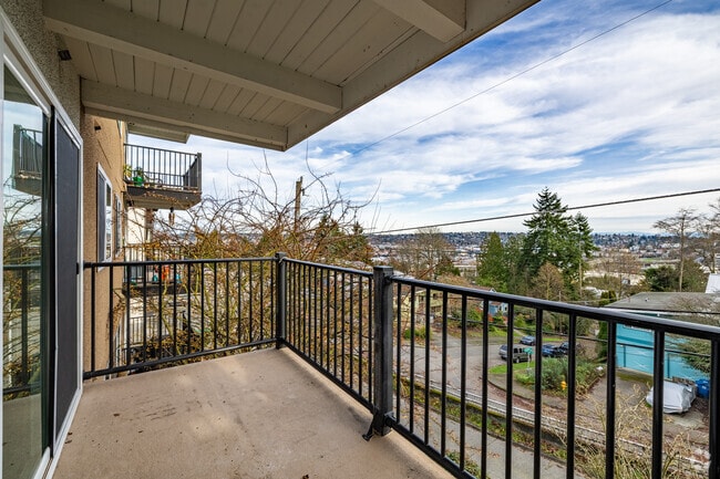 2BR, 2BA - 1,065SF - Porch