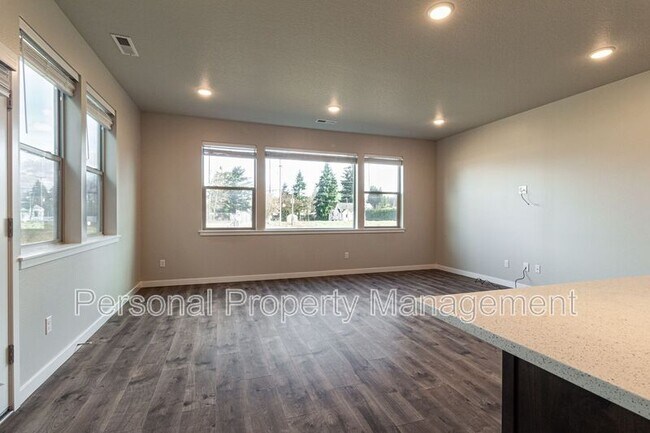 Photo - 8715 NE 43rd Pl