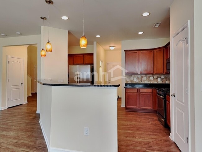 Photo - 1324 Lombar St