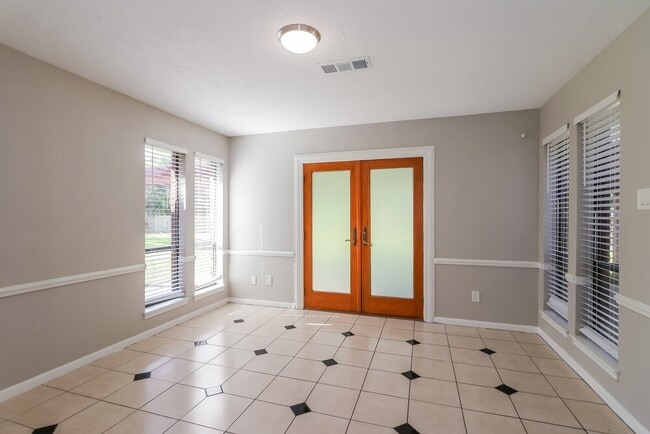 Photo - 928 Victoria Dr