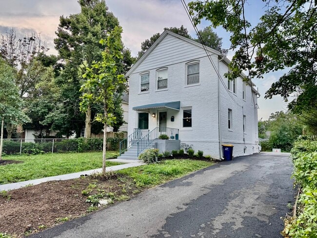Building Photo - 844 Deerfield Rd Rental