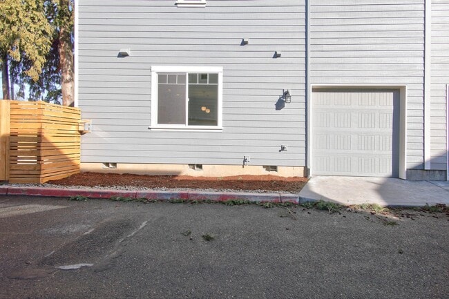 Building Photo - 9424 N Macrum Ave Rental
