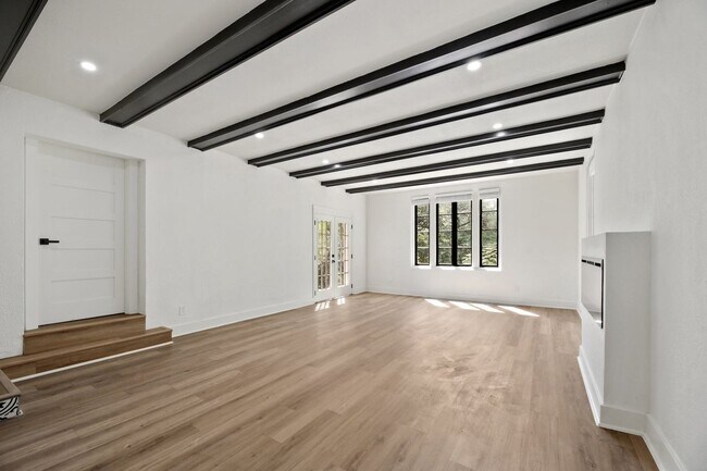 Photo - 9 bed 4 bath, available 2026!! Unit 2808 San Pedro St -