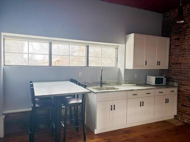 Building Photo - 923 Elm St Unit 923 Elm St second floor