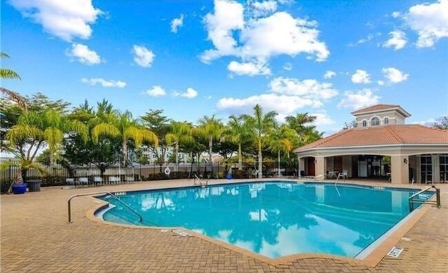 Townhouse with Amenities Galore: 3 BR / 2.5 Bath In The Colonnade Community