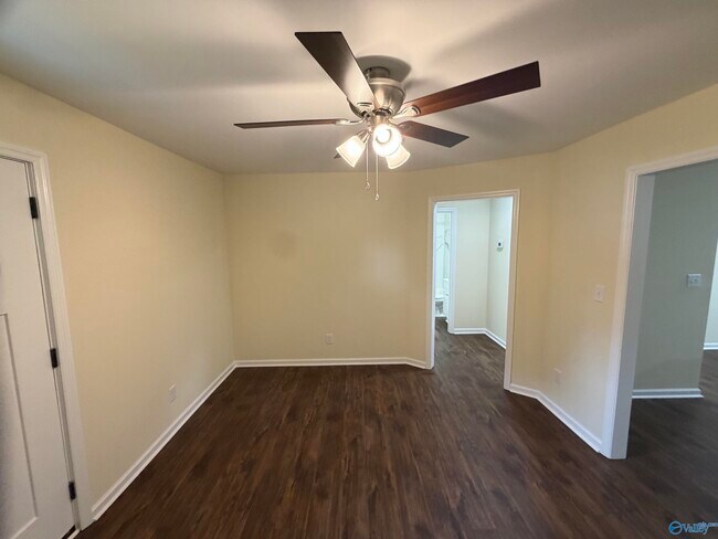 Photo - 821 Moulton St E