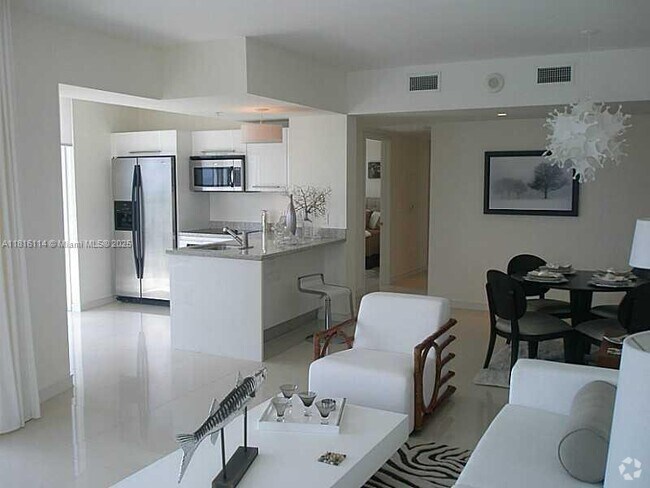 Building Photo - 185 SW 7th St Unit 2812 Rental