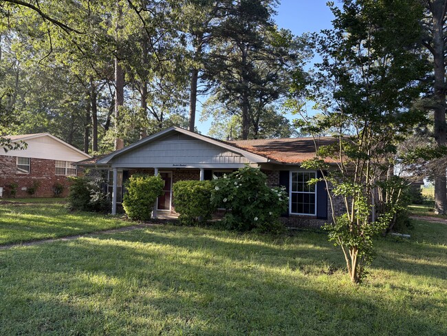 Photo - 1300 Pinewood Dr House