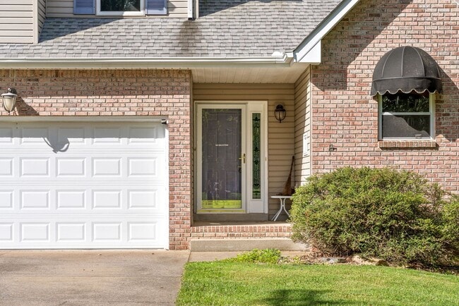 Photo - Pet Friendly Three Bedroom!