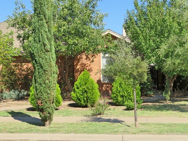 Building Photo - Captivating Townhome in Whisperwood