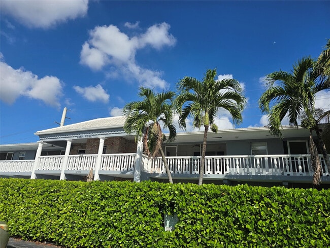 Building Photo - 2109 NE 68th St Unit 207