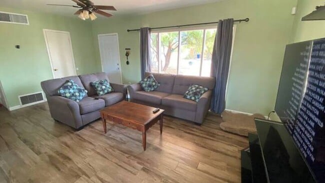 Photo - 5034 E 17th St