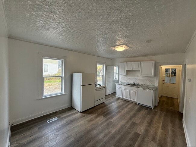 Building Photo - 174 Brentwood Ave Unit 1st Floor