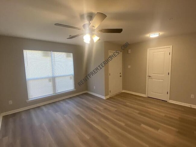 Photo - 1307 Lee Mac Dr