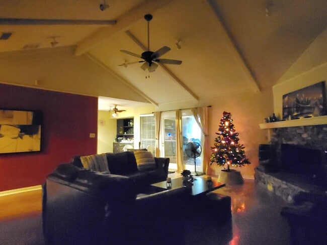 Photo - 825 Skylark Dr