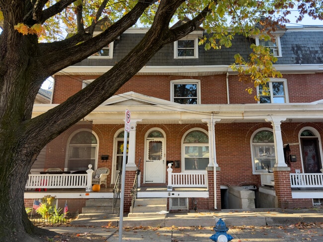 Building Photo - 216 W Main St Unit Apt 1