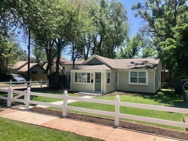 Building Photo - SUPER CUTE REMODELED 2BD COTTAGE ON OVERSI...