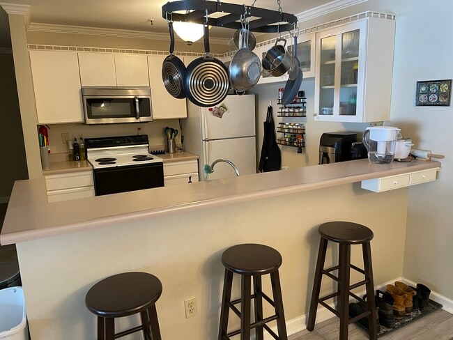 Kitchen island with stools - 380 Hildred Dr Unit 380 Hildred Drive