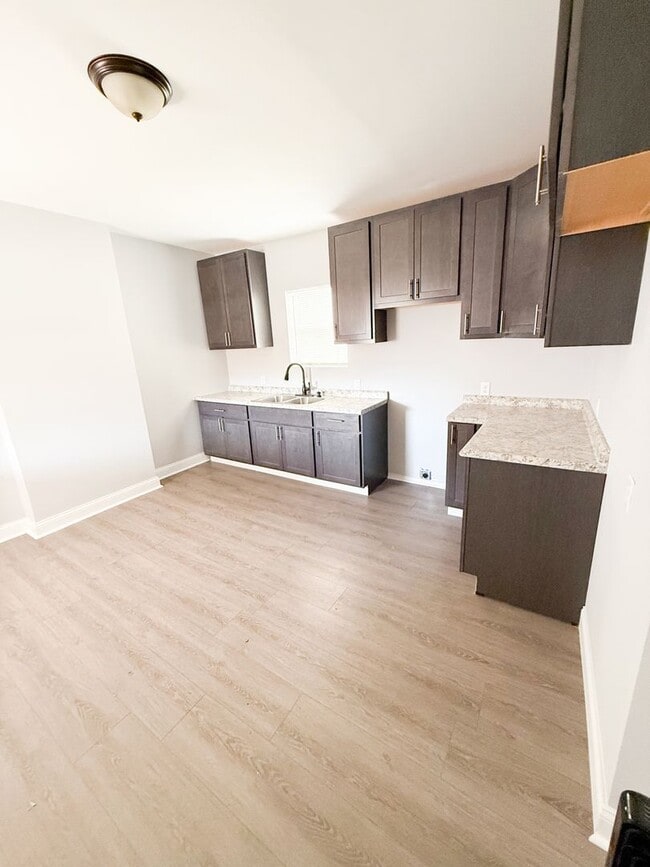 Building Photo - 2 Bedroom 1 Bathroom Home! Attached Garage!