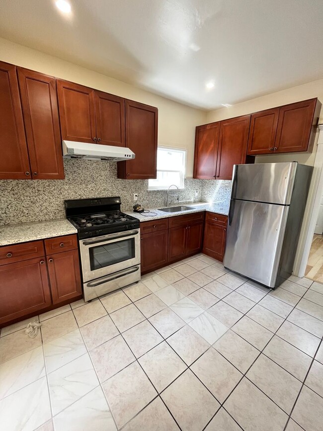1025-1027 E 17th Street - 1025-1027 E 17th Street Apartment Unit 1027