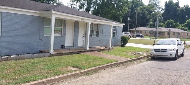Building Photo - 2565 Peres Ave