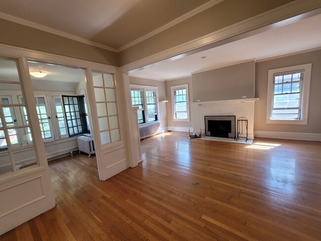 Building Photo - 2541 N Lake Dr Unit Upper