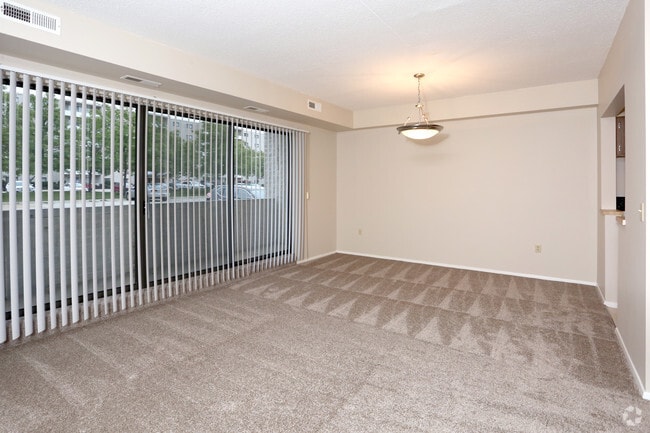 1 Bed 1 Bath Deluxe 900 SF