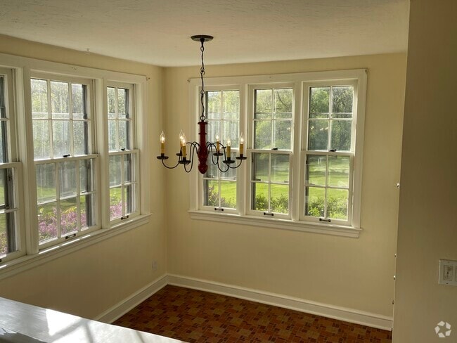 Building Photo - 2118 Jewett Rd Rental