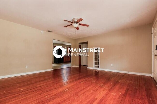 Photo - 2 Bedroom Pet-Friendly Home in Clearwater, FL with Main Street Renewal