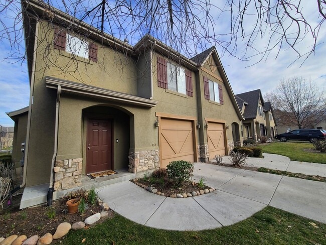 Building Photo - Three Bedroom Town Home near Union Park Available February 1st