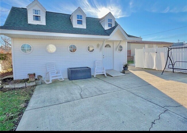 Photo - 3216 Howard Ave